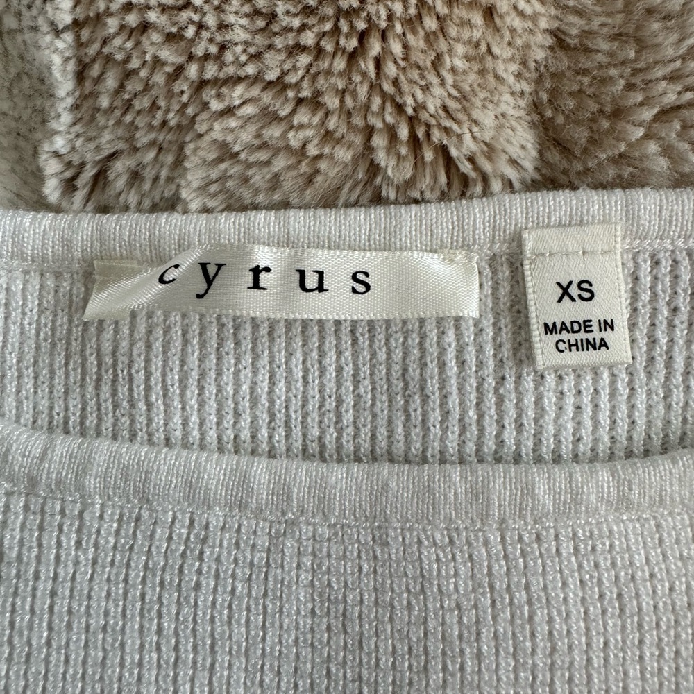 Cyrus women’s XS classic black and white striped sweater - Picture 3 of 7